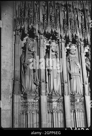 York Minster, Minster Yard, York, 1942. Eine Detailansicht von drei geschnitzten Figuren am nördlichen Ende der Chorleinwand im York Minster. Die Chorleinwand wurde c1460 errichtet. Es hat eine Veranda und eine Tür mit Ogee Kopf und überdachter Nischen mit Statuetten. Zu den Statuetten gehören Könige von England, von Wilhelm I. bis Heinrich VI. Oben ist eine Reihe von überdateten Nischen mit Stuckengeln. Stockfoto