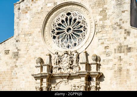 Die façade der Kathedrale von Otranto, mit Statuen und einem Rosenfenster, in Otranto, Provinz Lecce, Salento, Region Apulien, Süditalien Stockfoto