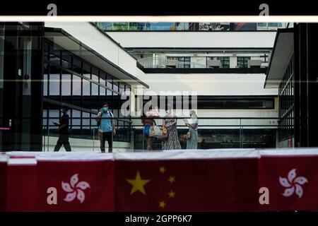 Hongkong. September 2021. Vor dem Nationalfeiertag der Volksrepublik China am 1. Oktober fotografieren Menschen mit der chinesischen und der Hongkonger Flagge im Einkaufszentrum. (Bild: © Keith Tsuji/ZUMA Press Wire) Bild: ZUMA Press, Inc./Alamy Live News Stockfoto