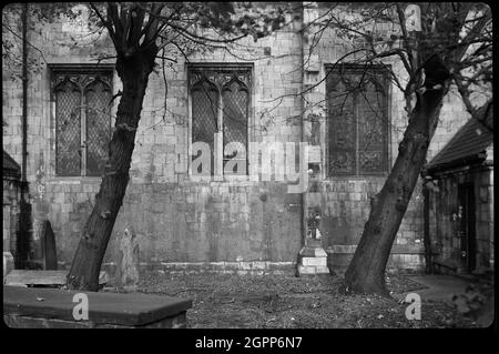 St. Margaret's Church, Walmgate, York, 1942. Eine Außenansicht der St. Margaret's Church, die die Südlage zwischen dem südlichen Sakristei und der Veranda zeigt. Die Kirche befindet sich an der Stelle einer früheren Kirche, mit einer Südvertaufung aus dem späten 12. Jahrhundert in einem Kirchenschiff aus dem 14. Jahrhundert, das über ein Nordschiff verfügt. Die südliche Sakristei stammt aus dem 15. Jahrhundert. Die südliche Erhebung hat drei Buchten zwischen der Veranda und Sakristei, mit einem Stützpfeiler von drei Stufen, die die zweite und dritte Bucht teilen. Die Kirche wurde 1974 entlassen und wird seitdem als Lagerhaus für das Theatre Royal und als National Center for Early genutzt Stockfoto