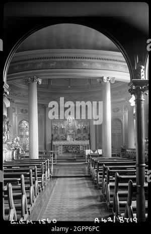 Bar Convent, Blossom Street, York, 1942. Innenansicht der Bar Convent Chapel mit Blick auf das Kuppelheiligtum unter einem runden Gewölbebogen. Die Kapelle ist Teil des Klosters und der Schule des Instituts der seligen Jungfrau Maria. Der Kapellenblock stammt aus dem Jahr 1766-1769 und befindet sich südöstlich des Klosters. Der Chor ist gewölbt und hat eine ionische Rotunde aus acht Säulen. Das Kirchenschiff hat drei Buchten, mit einem Nord- und einem Südtransept am östlichen Ende. Im Westen befindet sich eine Orgelgalerie, die von einer Arkade mit drei Rundbögen unterstützt wird. Es hat eine schmiedeeiserne Balustrade und U Stockfoto