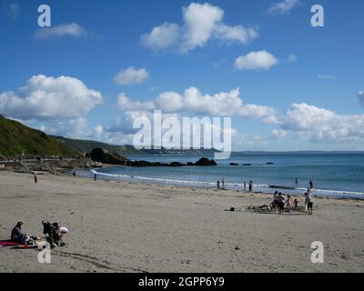 East Looe Beach in der frühen Herbstsonne. Looe, Cornwall, Großbritannien Stockfoto