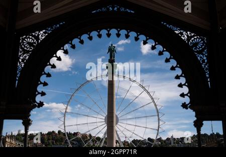 30. September 2021, Baden-Württemberg, Stuttgart: Ein Riesenrad, das noch fehlt die Gondeln und die Jubiläumssäule auf dem Schlossplatz sind durch einen Bogen des Musikpavillons zu sehen. Am 2. Oktober geht das Riesenrad in Betrieb. Bis Ende des Jahres soll sie neue Perspektiven auf die Landeshauptstadt Baden-Württemberg eröffnen. Foto: Marijan Murat/dpa Stockfoto