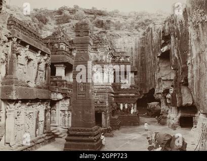 Khalias Rock-hewn Temple, Ellora, c. 1890. [Felsgestein Hindu-Tempelhöhlenkomplex in Maharashtra, Indien]. Silbergelatine-Druck. Stockfoto