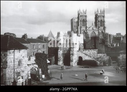 Bootham Bar, York, 1930er Jahre. Bootham Bar und York Minster von der City Art Gallery aus gesehen, Ausstellungsplatz mit dem Tor zur St Mary's Abbey im Vordergrund. Stockfoto