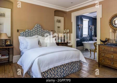 Ikat Stoff von Bernard Thorp im Hauptschlafzimmer des Regency Townhouse, London Stockfoto