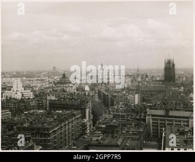 City of Westminster, Greater London Authority, 1950-1955. Blick nordöstlich über Westminster vom Turm der Westminster Cathedral, mit Blick auf die St. James' Park Station, die Methodist Central Hall, Westminster Abbey und den Victoria Tower of the Houses of Parliament. Der campanile oder der Turm der Westminster Cathedral ist 1,8 m hoch und hat eine Aussichtsplattform in der Nähe der Spitze. Der Rosenturm der Houses of Parliament, rechts auf diesem Foto zu sehen, wurde zwischen 1936 und den frühen 1950er Jahren restauriert. Stockfoto