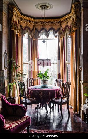 Tisch und Stühle im Fenster von Benedict's B&B, St. Leonards-on-Sea Stockfoto