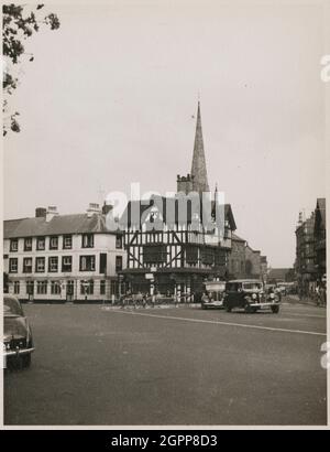 The Old House, St Peter's Street, Hereford, Herefordshire, 1951. Das Alte Haus, von Osten aus gesehen, gegenüber der High Town, mit dem Kirchturm des Petersdoms dahinter. Das Alte Haus wurde um 1621 erbaut. Es ist das einzige erhaltene Gebäude der ehemaligen Metzgerei, die im 19. Jahrhundert abgerissen wurde. Seit den 1920er Jahren wird das Gebäude als Museum genutzt. Stockfoto