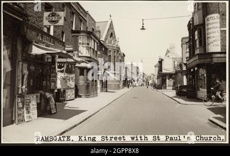 King Street, Ramsgate, Thanet, Kent, c1945-c1959. Ein Straßenblick auf die King Street mit einem Teilblick auf die St. Paul's Church, errichtet 1873 und von Januar bis Februar 1959 abgerissen. Die Kirche wurde 1873 errichtet, um mehr Menschen von der King Street in die Kirche zu locken. Es wurde 1940 geschlossen und zwischen Januar und Februar 1959 abgerissen. Es hat ein apsidales Ostende, von dem der untere Teil der Außenwand überlebt. Stockfoto