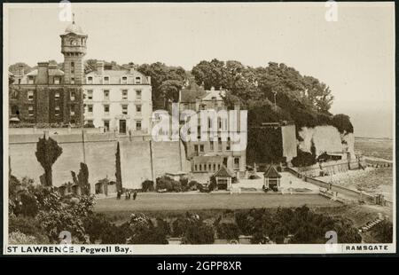 Pegwell Bay, Ramsgate, Thanet, Kent, c1945-c1965. Ein allgemeiner Blick auf Pegwell Bay aus dem Westen, zeigt das Pegwell Village Hotel und Pegwell Inn mit dem Meer im Hintergrund. Das Hotel stammt aus der Mitte des 19. Jahrhunderts und wurde 1896 erweitert. Es hat drei Stockwerke und einen Dachboden, in zwei Blöcken, die mit einem zentralen Turm verbunden sind. Der Turm hat einen großen, mit einem Steg verbundenen Glockenturm mit runden Öffnungen, einem Kuppeldach und einem Kugelfinial. Rechts, als Basis der Meeresmauer, befindet sich das Pegwell Inn. Es wurde zur gleichen Zeit wie das Hotel gebaut und umgebaut, mit drei Stockwerken zur Meeresfront und einem Stock zum Ro Stockfoto