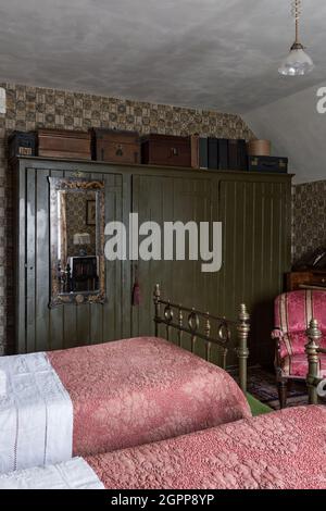 Vintage-Gepäck auf grünem Kleiderschrank im Zweibettzimmer, Benedict's B&B, St. Leonards-on-Sea Stockfoto