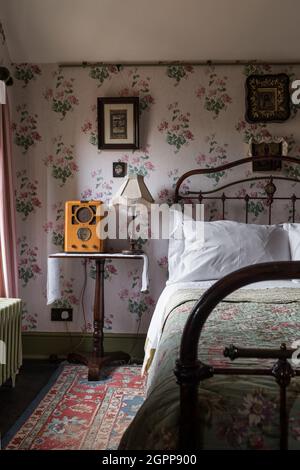 Vintage-Radio am Bett in Benedict's B&B, St. Leonards-on-Sea Stockfoto