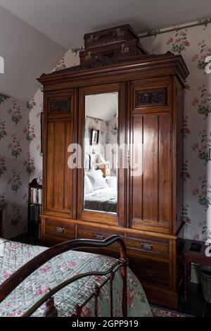 Antike Garderobe in Benedict's B&B, St. Leonards-on-Sea Stockfoto