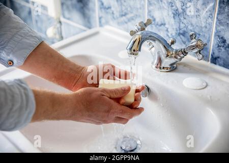 Großbritannien, London, Nahaufnahme eines Mannes, der sich im Badezimmer die Hände wascht Stockfoto