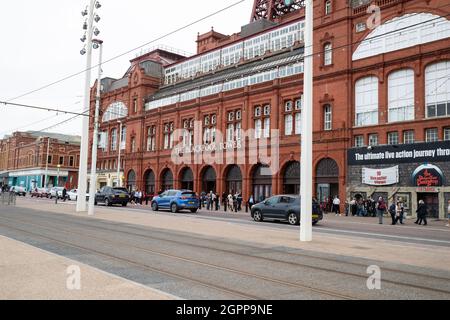 Das legendäre Blackpool Tower Gebäude, das den berühmten Blackpool Tower und Tower Ballroom umfasst und weitere Touristenattraktionen beherbergt Stockfoto