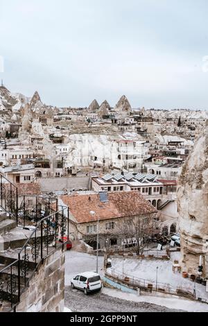 Türkei, Kappadokien, Goreme, Gebäude und Feenkamine im Winter Stockfoto