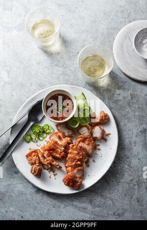 Blick von oben auf Moo Sam Chan, frittierter Schweinebauch Stockfoto