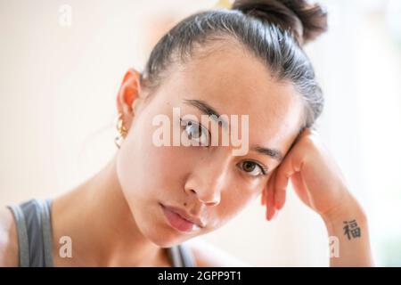 Großbritannien, London, Porträt einer nachdenklichen jungen Frau Stockfoto