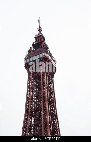 Der Blackpool Tower besteht aus Stahl und Gusseisen und steht auf etwas mehr als 518 Metern Höhe und blickt nordöstlich von der Blackpool Promenade unten Stockfoto