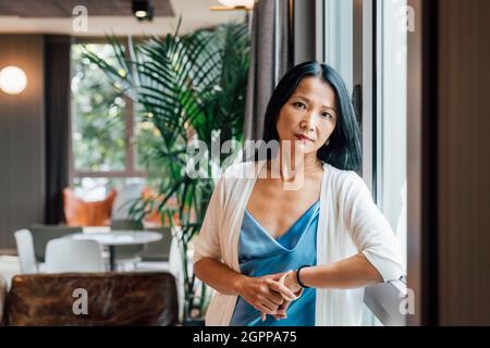 Italien, Porträt einer Geschäftsfrau im Kreativstudio Stockfoto