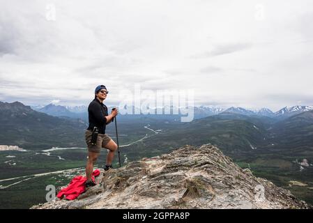 USA, Alaska, weibliche Wanderin auf dem Berggipfel im Denali National Park Stockfoto