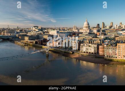 Großbritannien, London, Luftaufnahme der Millennium Bridge über der Themse bei Sonnenuntergang Stockfoto