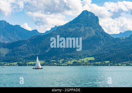 Österreich, St. Wolfgang im Salzkammergut, Segelboot am Wolfgangsee und Berg Stockfoto