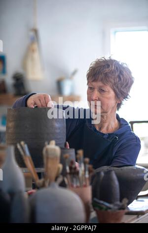 Spanien, Balearen, Frau, die in der Werkstatt Keramik macht Stockfoto