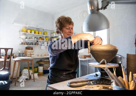 Spanien, Balearen, Frau, die in der Werkstatt Keramik macht Stockfoto