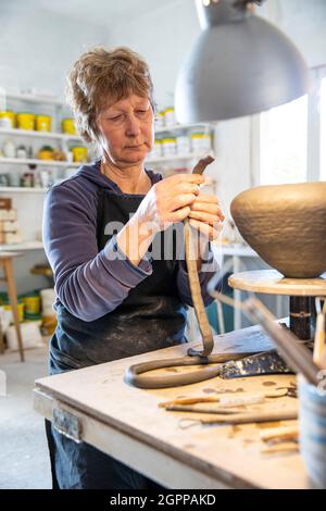 Spanien, Balearen, Frau, die in der Werkstatt Keramik macht Stockfoto