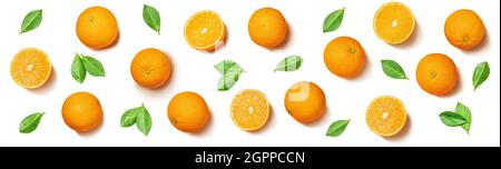 Fruchtmuster aus Orangen und orangefarbenen Blättern auf weißem Hintergrund angeordnet. Legen Sie den Hintergrund an. Stockfoto