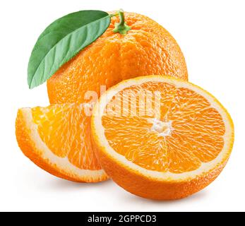 Orangefarbene Früchte und orangefarbene Scheibe mit grünen Blättern auf weißem Hintergrund. Datei enthält Beschneidungspfad. Stockfoto