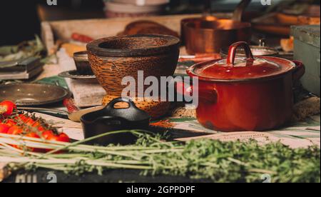 Dbodegon-Foto von alten Küchenutensilien im Retro-Stil Stockfoto