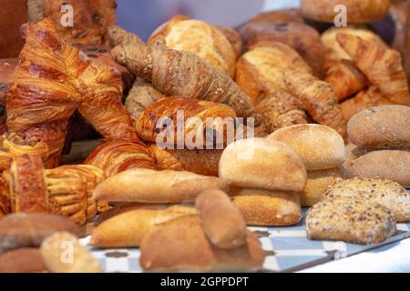 Die Auswahl an frisch gebackenen und köstlich aussehenden Broten und Gebäck Stockfoto