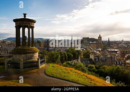 Die Skyline von Edinburgh von Calton Hill aus gesehen Stockfoto