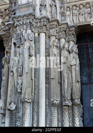 Statuen colonnes de l'ébrasement de Gauche du portail Royal Stockfoto