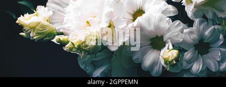 Blumenstrauß auf schwarzem Hintergrund, schönes Blumenarrangement, kreative Blumen und floristische Designidee Stockfoto