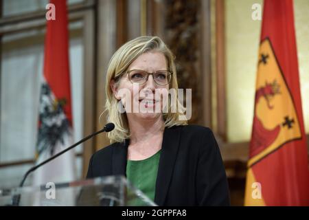 Wien, Österreich. 30. September 2021. Pressekonferenz über den Stand der Verhandlungen im östlichen Raum rund um das Klimaschutzticket mit Klimaschutzministerin Leonore Gewessler (die Grünen). Kredit: Franz Perc / Alamy Live News Stockfoto