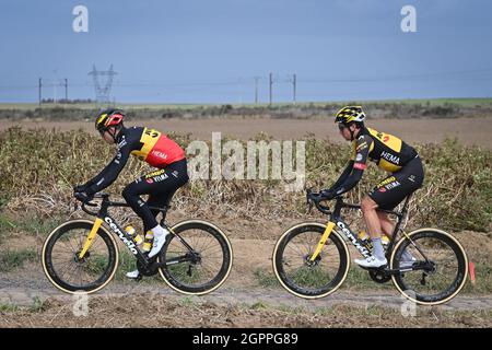 Der Belgier Wout Van Aert vom Team Jumbo-Visma und der US-Amerikaner Sepp Kuss vom Team Jumbo-Visma im Einsatz bei den Vorbereitungen vor der 118. Auflage des Th Stockfoto