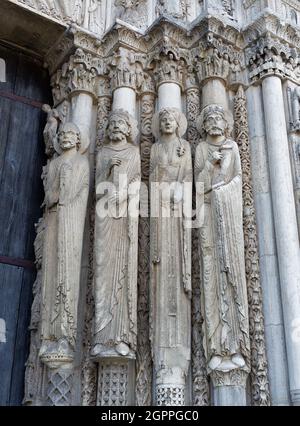 Statuen de l'ébrasement de droite du portail Royal Stockfoto