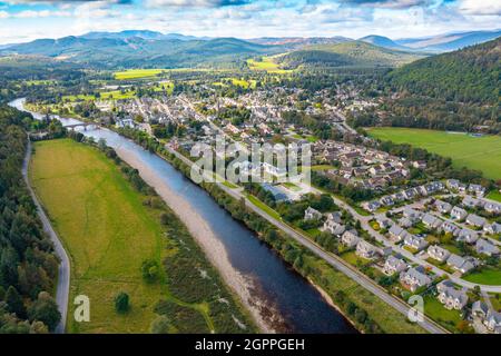 Luftaufnahme von der Drohne des Dorfes Ballater am Fluss Dee auf Deeside, Aberdeenshire, Schottland, Großbritannien Stockfoto