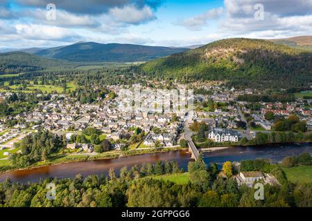 Luftaufnahme von der Drohne des Dorfes Ballater am Fluss Dee auf Deeside, Aberdeenshire, Schottland, Großbritannien Stockfoto