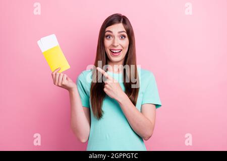 Foto von süß beeindruckt junge Frau gekleidet türkis T-Shirt zeigen Finger Pass lächelnd isoliert rosa Farbe Hintergrund Stockfoto