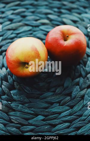 Zwei frische reife kleine Äpfel, Obst und Bio-Lebensmittel Stockfoto