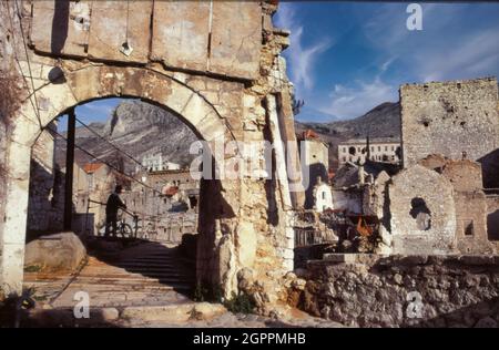 Die zerstörte Stari Most (Alte Brücke) über den Fluss Neretva während des Balkankrieges im Jahr 1994. Mostar ist eine Stadt und das Verwaltungszentrum des Kantons Herzegowina-Neretva der Föderation von Bosnien und Herzegowina, eine Einheit von Bosnien und Herzegowina. Stockfoto