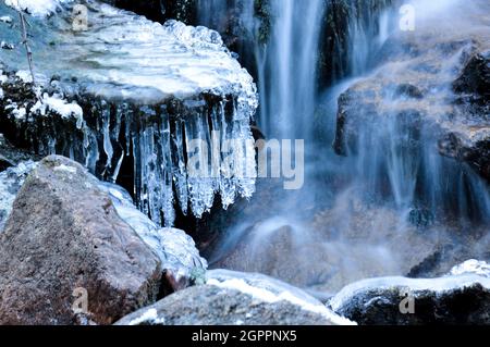 Flusswasser gefroren auf den Felsen sehr kalt in den Bergen Stockfoto