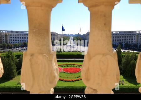 Blick auf den Platz der Verfassung von der Terrasse des rumänischen parlaments Stockfoto