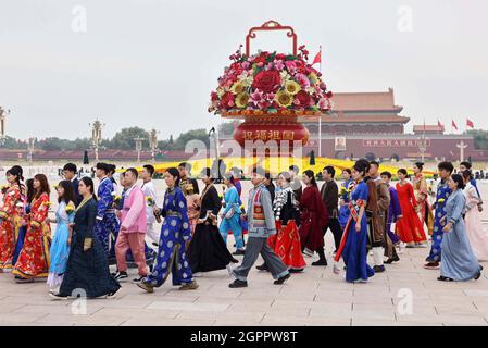 Peking, China. September 2021. Am 30. September 2021 findet auf dem Tian'anmen-Platz in Peking, der Hauptstadt Chinas, eine Zeremonie statt, bei der gefallene Nationalhelden mit Blumen geehrt werden. Quelle: Liu Weihing/Xinhua/Alamy Live News Stockfoto