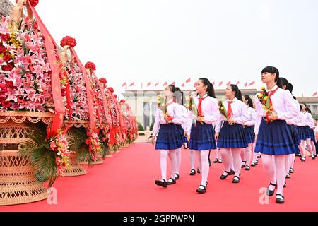 Peking, China. September 2021. Am 30. September 2021 findet auf dem Tian'anmen-Platz in Peking, der Hauptstadt Chinas, eine Zeremonie statt, bei der gefallene Nationalhelden mit Blumen geehrt werden. Quelle: Li Xiang/Xinhua/Alamy Live News Stockfoto